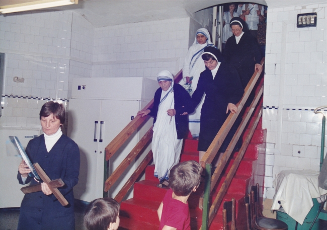 During her first visit to Hungary in 1986, Saint Teresa of Calcutta stayed in our house in Budapest. Here S. Adrien leads her down to the refectory