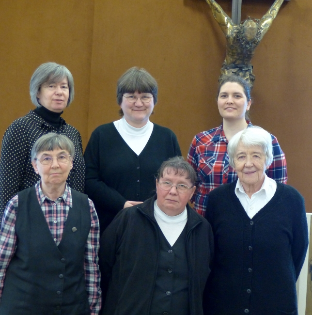 A debreceni közösség: M. Erzsébet, M. Teréz, M. Katalin, hátsó sor: M. Andrea, M. Zsuzsanna, M. Sára