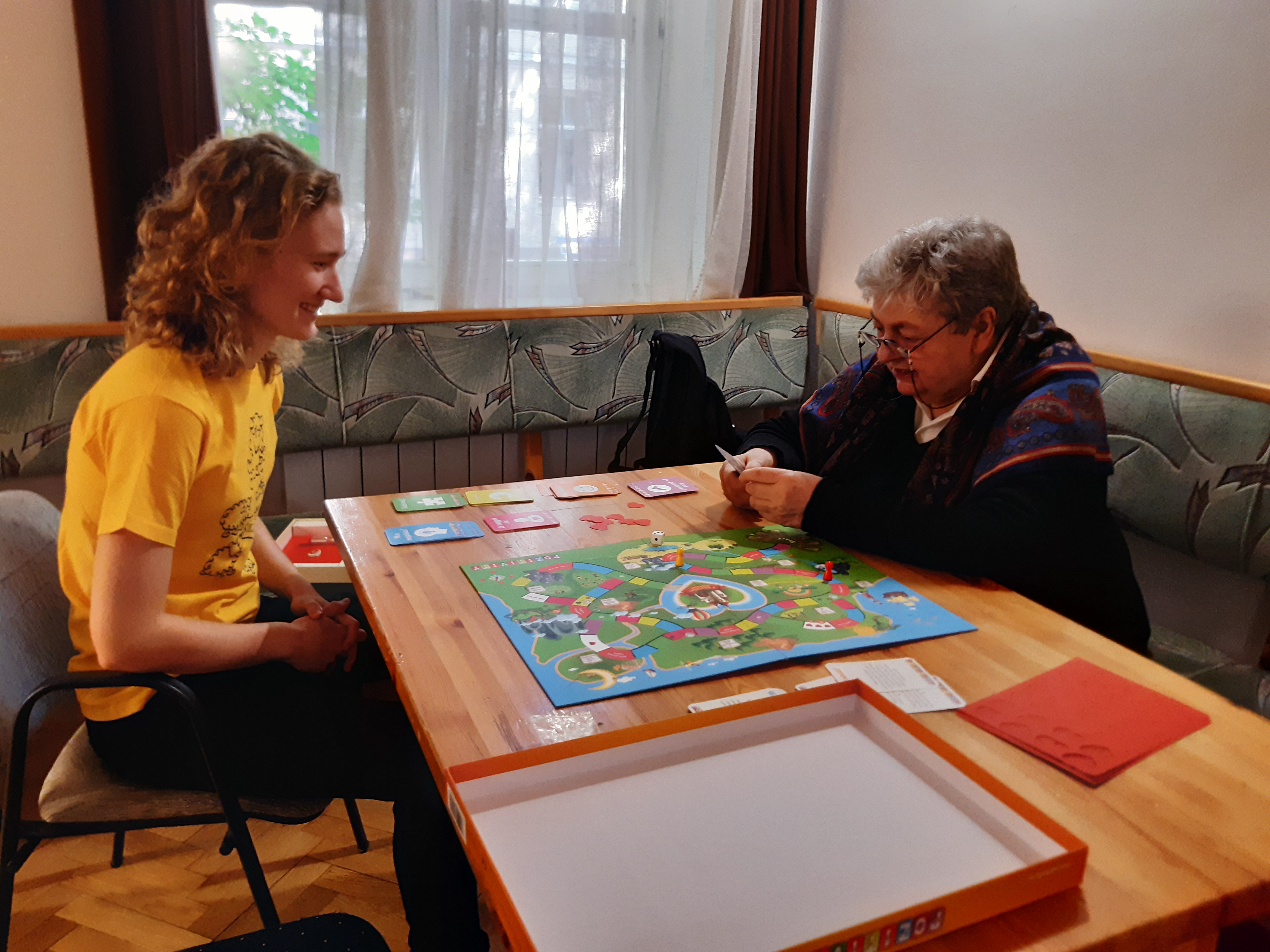 Társasjáték a karantén alatt - az egyik nővérjelölttel