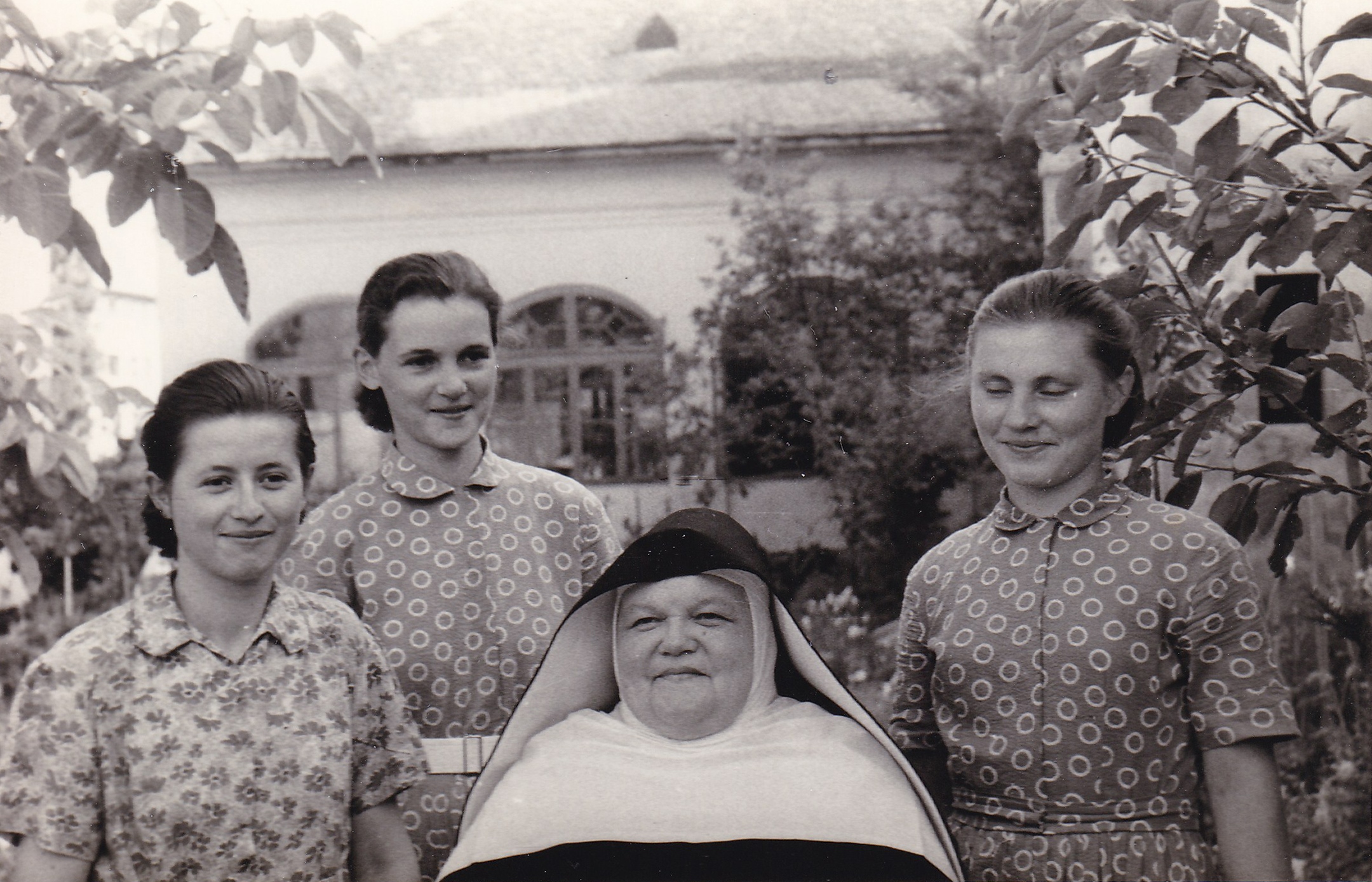 A jelöltek prefektájukkal, Szelgrád M. Cecília nővérrel (Kornélia nővér jobb szélen)