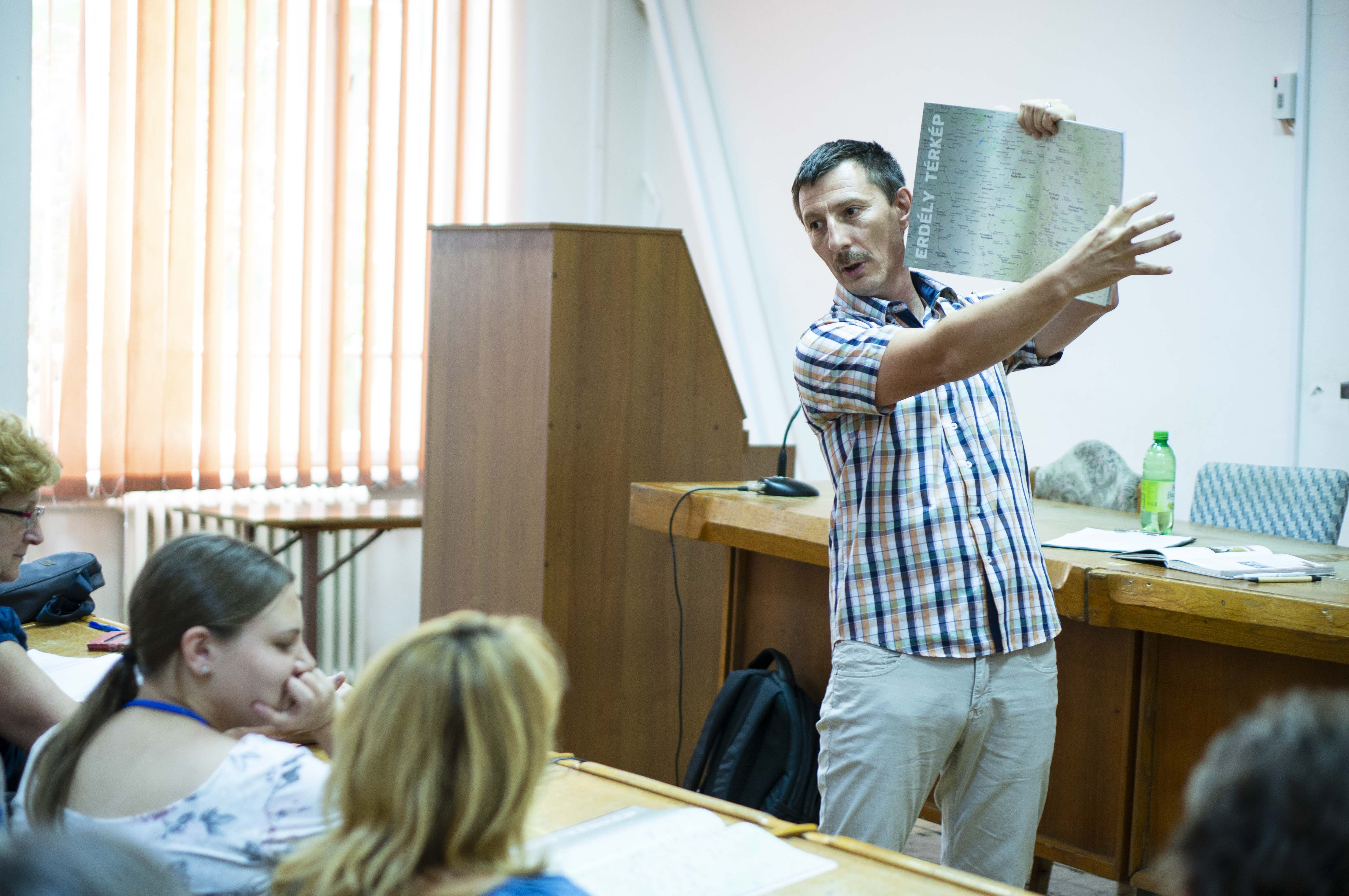 Előadás a csángómagyarok oktatási programjáról