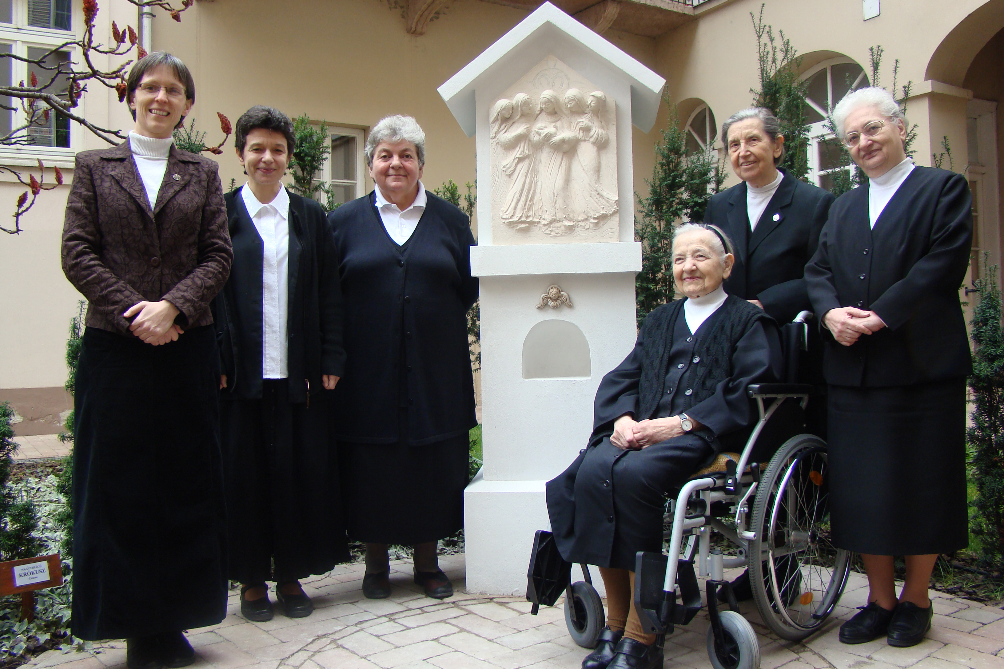 Jelenlegi és egykori tartományfőnöknők (balról jobbra): Lobmayer M. Judit, Ulrik M. Monika, Pekó M. Adrien, Kárpát M. Relindisz, Szobonya M. Jolánta, Bácsai M. Jozefina