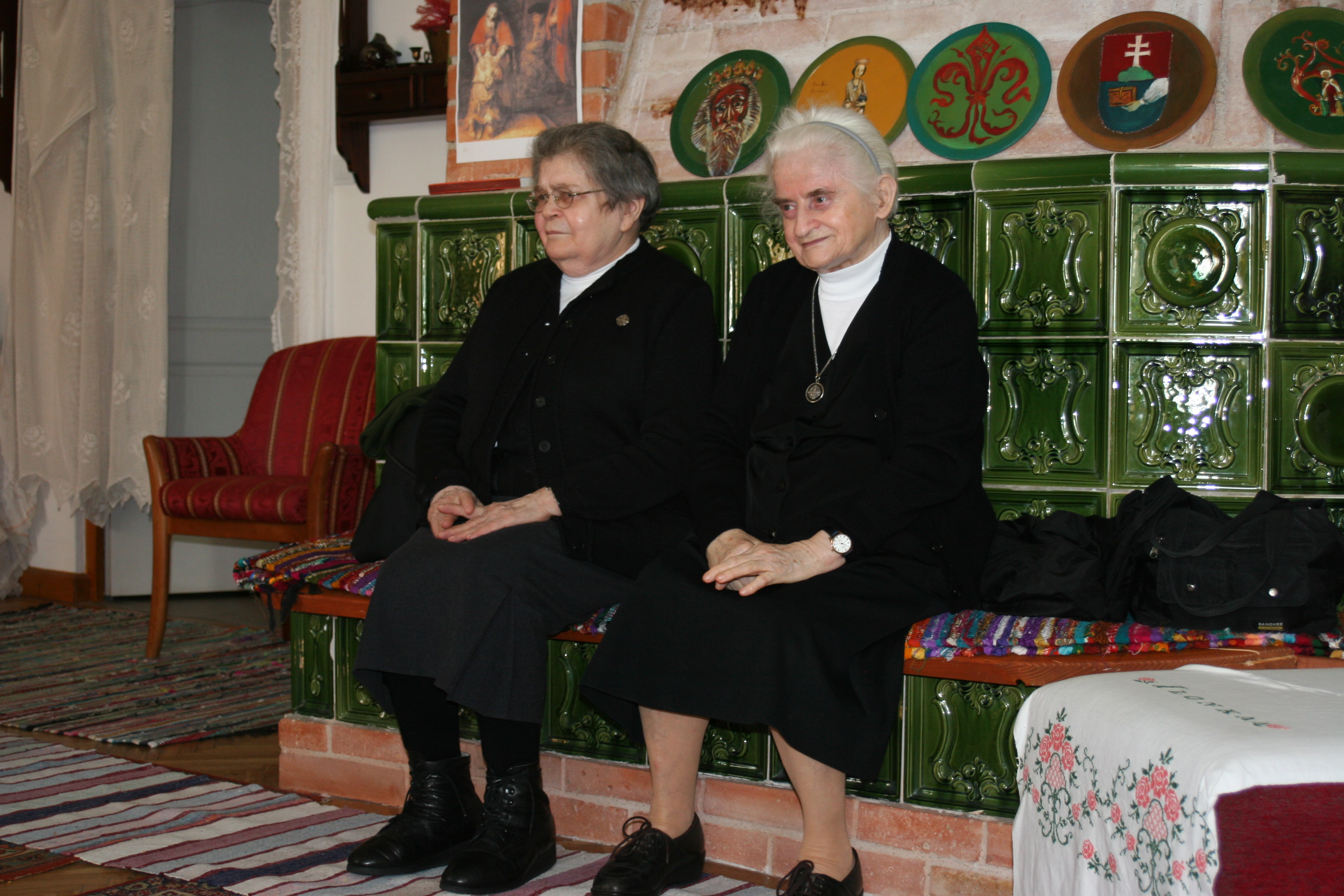 Agnéta nővérrel egy kiránduláson, Markazon