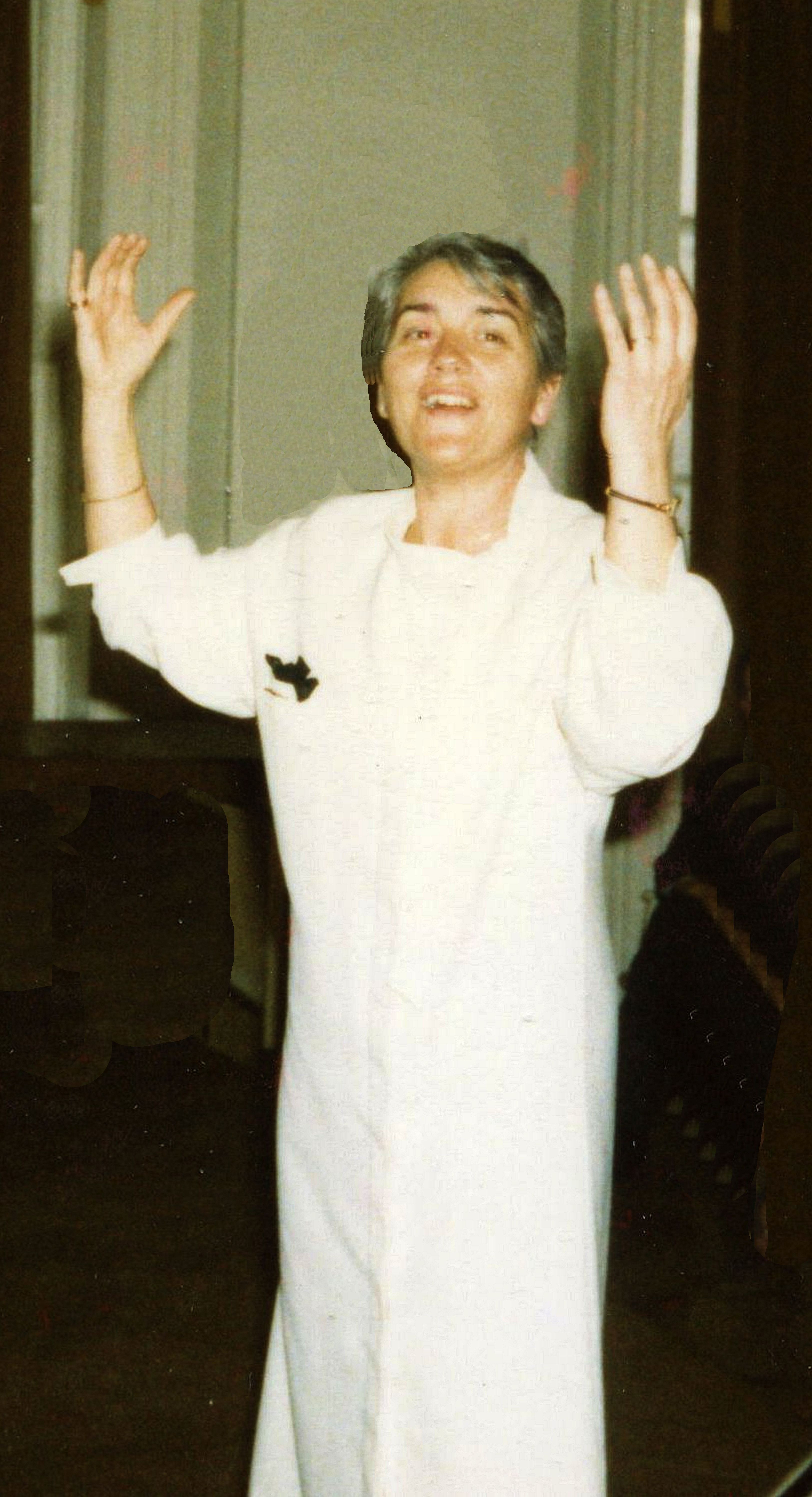 Légár Piroska kórust vezet