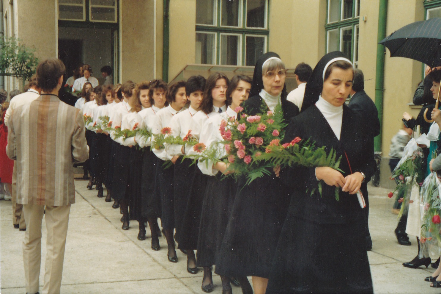 Ballagás a Svetitsben (Krisztina nővér, mögötte Maros M. Ladiszla)  