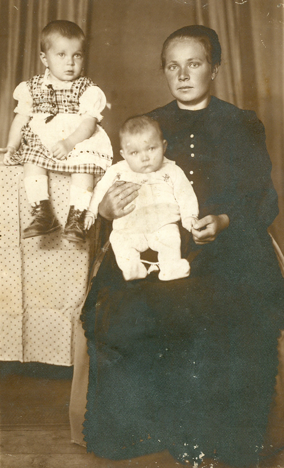 Kisgyermekként édesanyjával, kishúgával