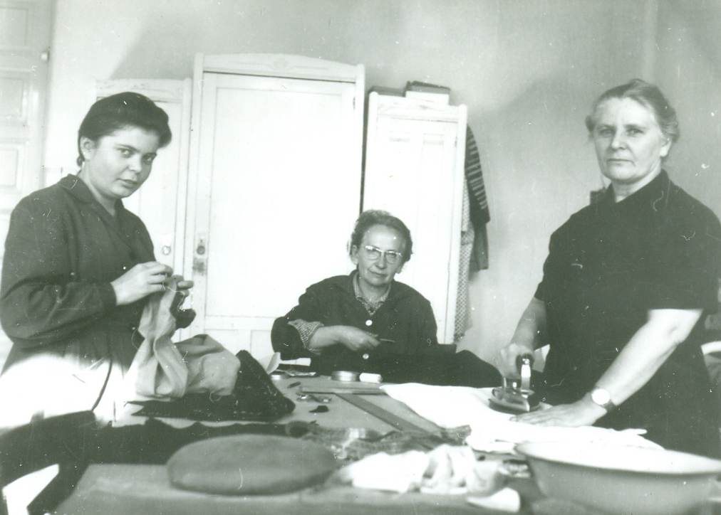 Nővértársaival, Reitzi M. Laurentiával és Szabó M. Emeritával