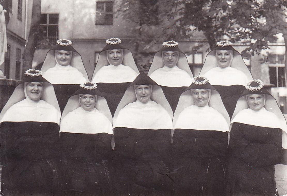 Első fogadalom (első sorban jobb szélen Julitta nővér, középen Dési M. Margit nővér, mellette baloldalt Agnéta nővér)