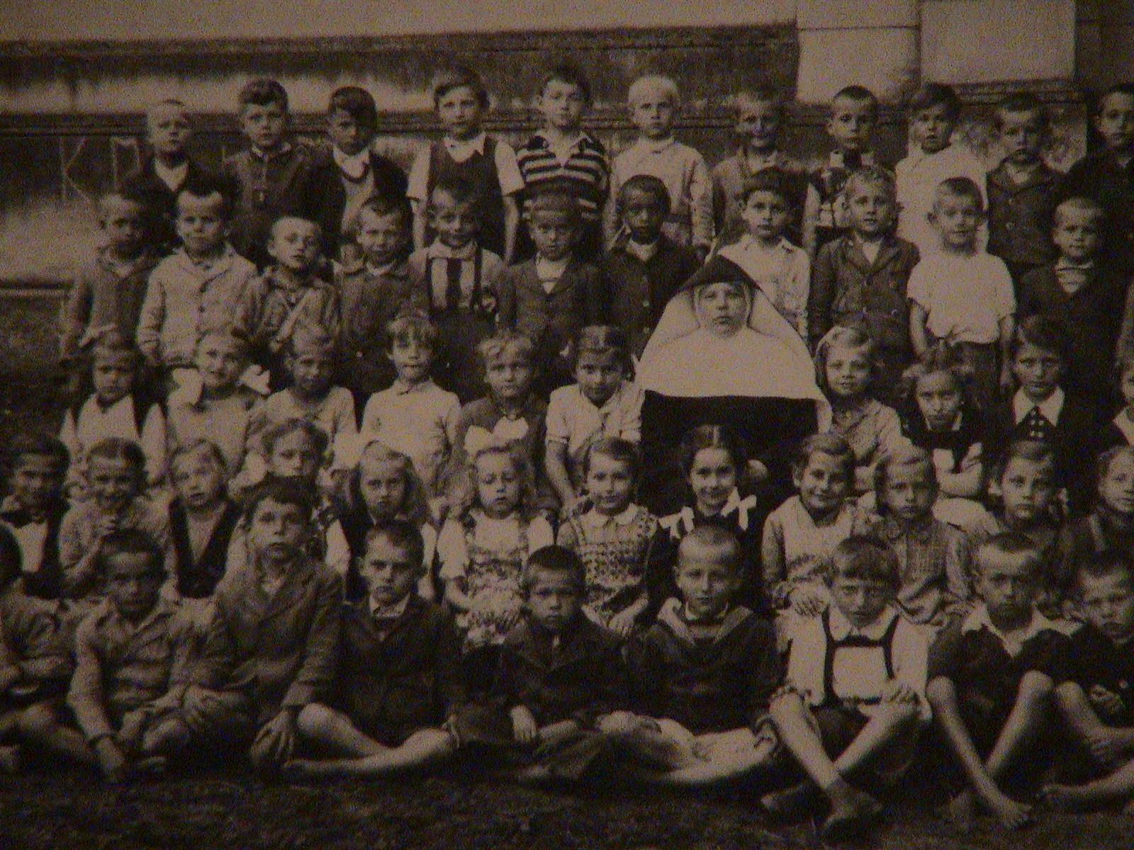 M. Olga és tanítványai Makó-Újvárosban az 1940-es években