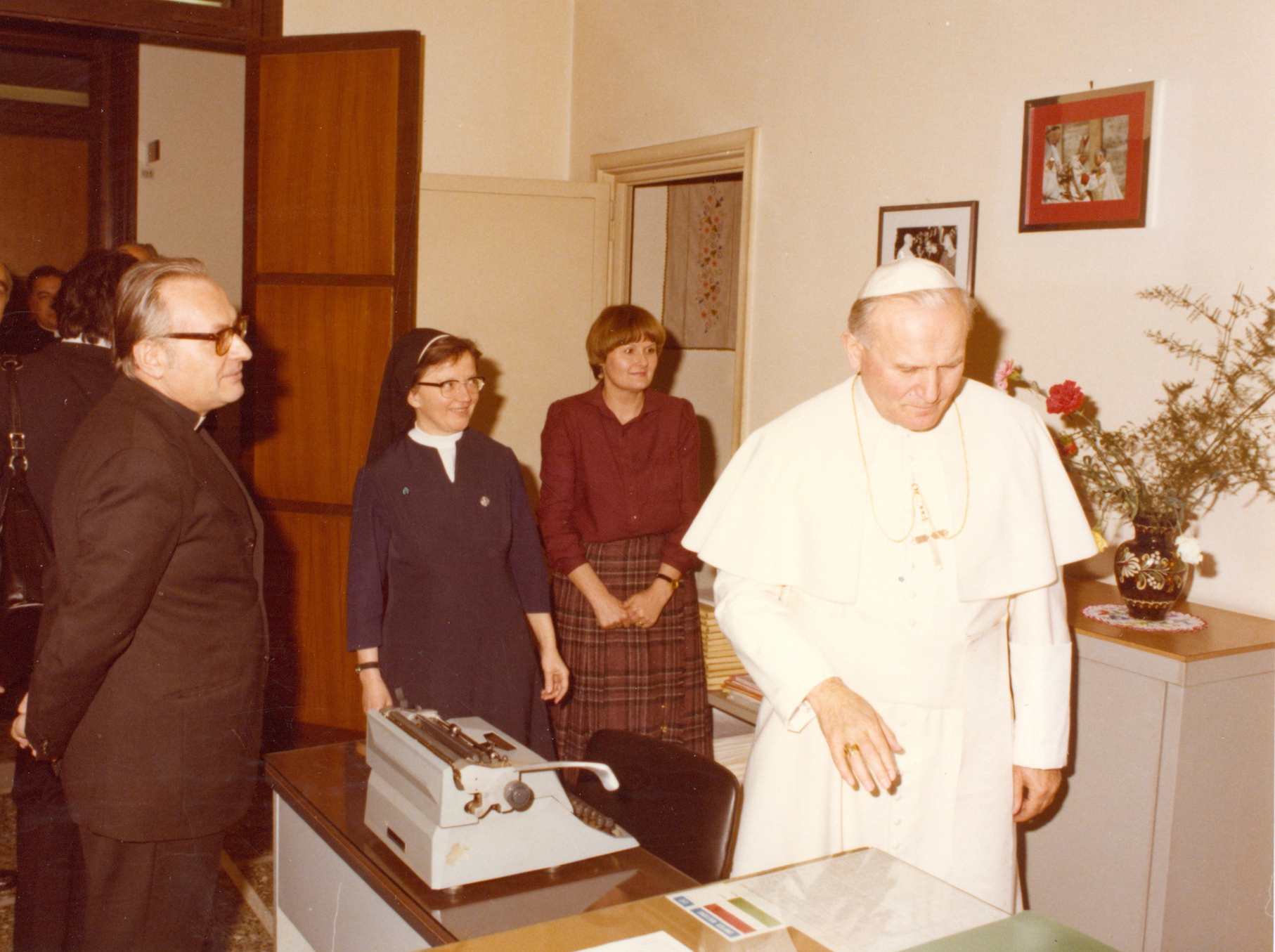 II. János Pál pápa látogatást tesz a stúdióban. Balról: P. Szabó Ferenc SJ,  Kordia nővér és Parentiné Ipacs Katalin