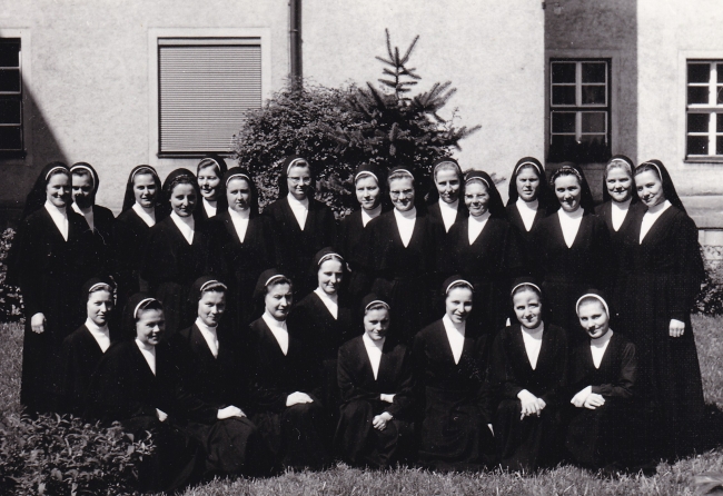 M. Kornélia a guggoló sor jobb szélén, Bernadette nővér az álló sorban balról a második