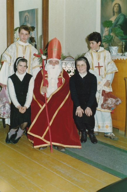 Verseci Mikulás, tőle balra Farkas M. Nives nővér, jobbra M. Kornélia nővér 1988-ban