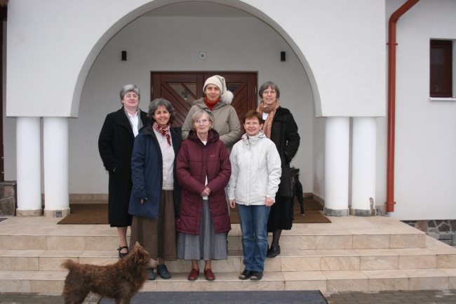 A szovátai közösség: M. Vera, Gabi, társult tag, M. Luca, a hátsó sorban a tartományi tanács: M. Irén, M. Kinga, M. Judit